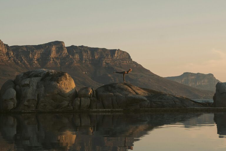Vīrabhadrāsana : les guerriers en yoga, entre mythe et puissance intérieure